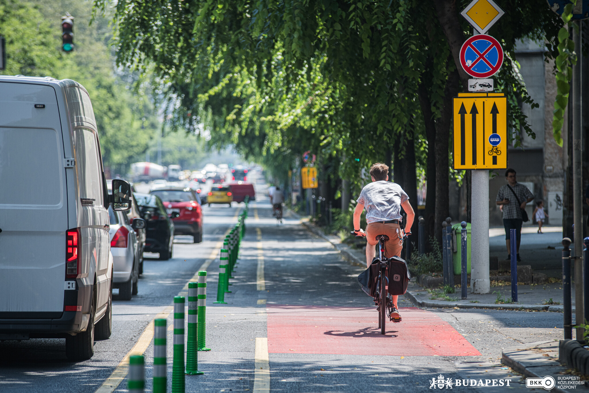 Az Üllői úton a Ferenc körút és Nagyvárad tér között a városhatár felé vezető oldalon elkészült a sárga hosszanti burkolati jelek felfestése, a kerékpározókat a gépjárművektől elválasztó pollerek kihelyezése 