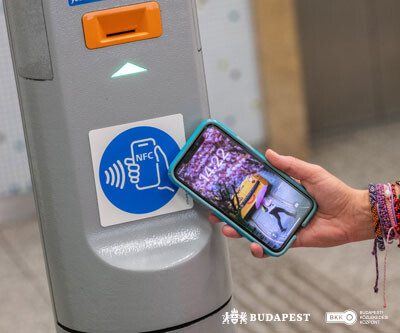 Az NFC-matricához telefont tart egy kéz