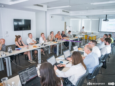 Résztvevők ülnek a Budapesti Mobilitási Tervvel kapcsolatos workshopon