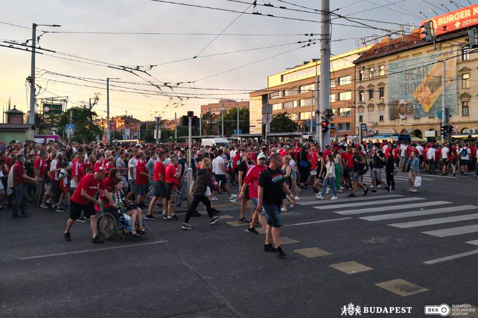 Szurkolók a Puskás Arénánál.