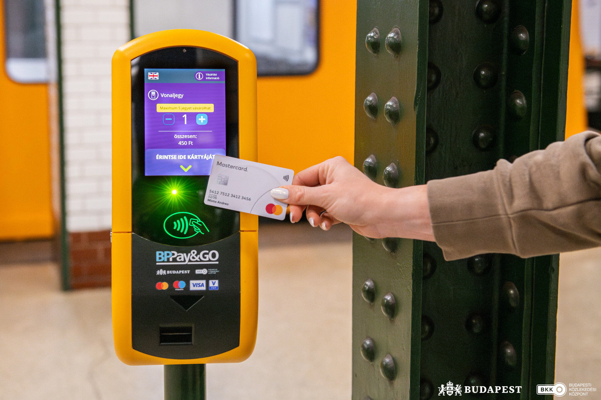 Budapest Pay&GO készülékhez bankkártya érintése