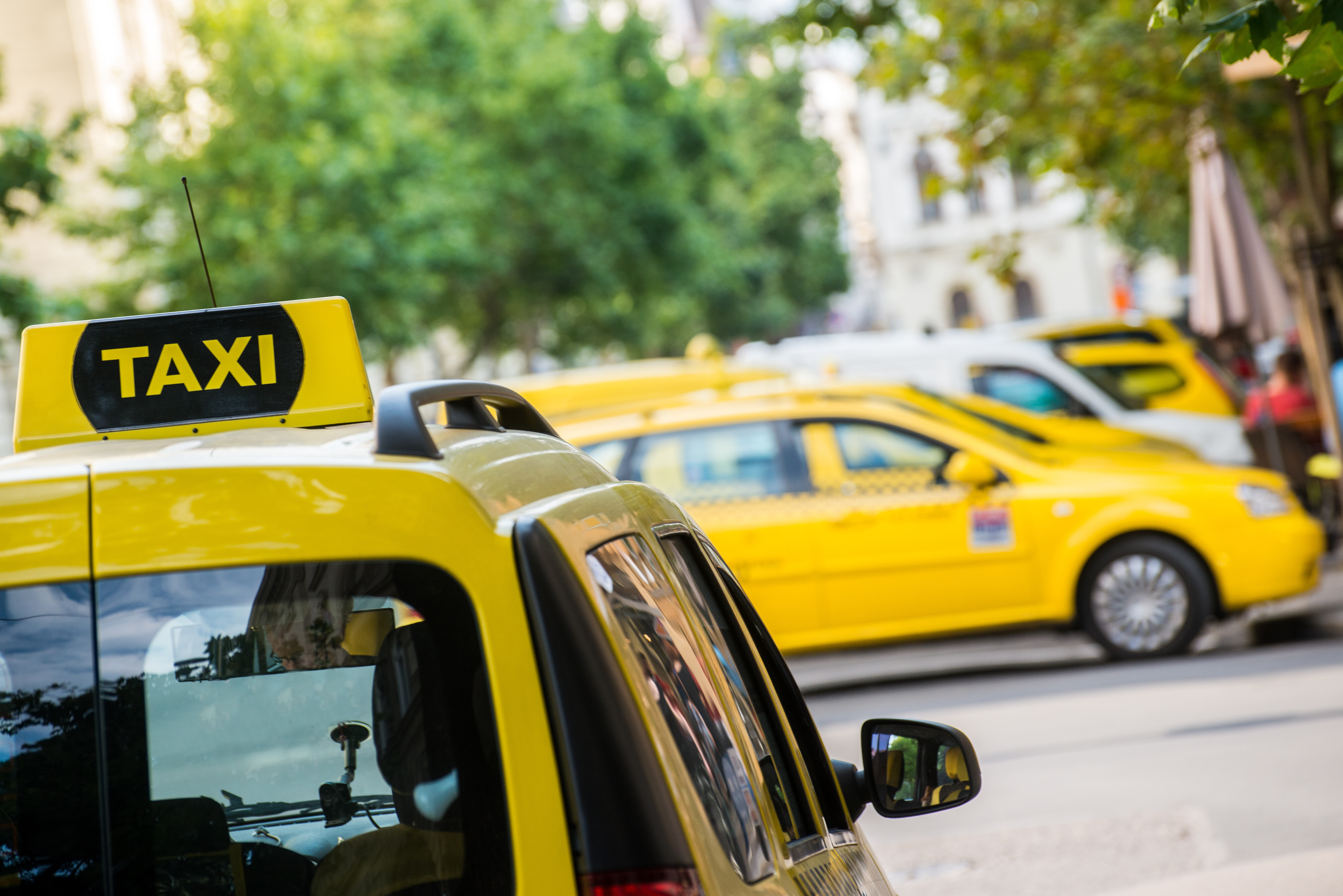 taxi egy budapesti utcán
