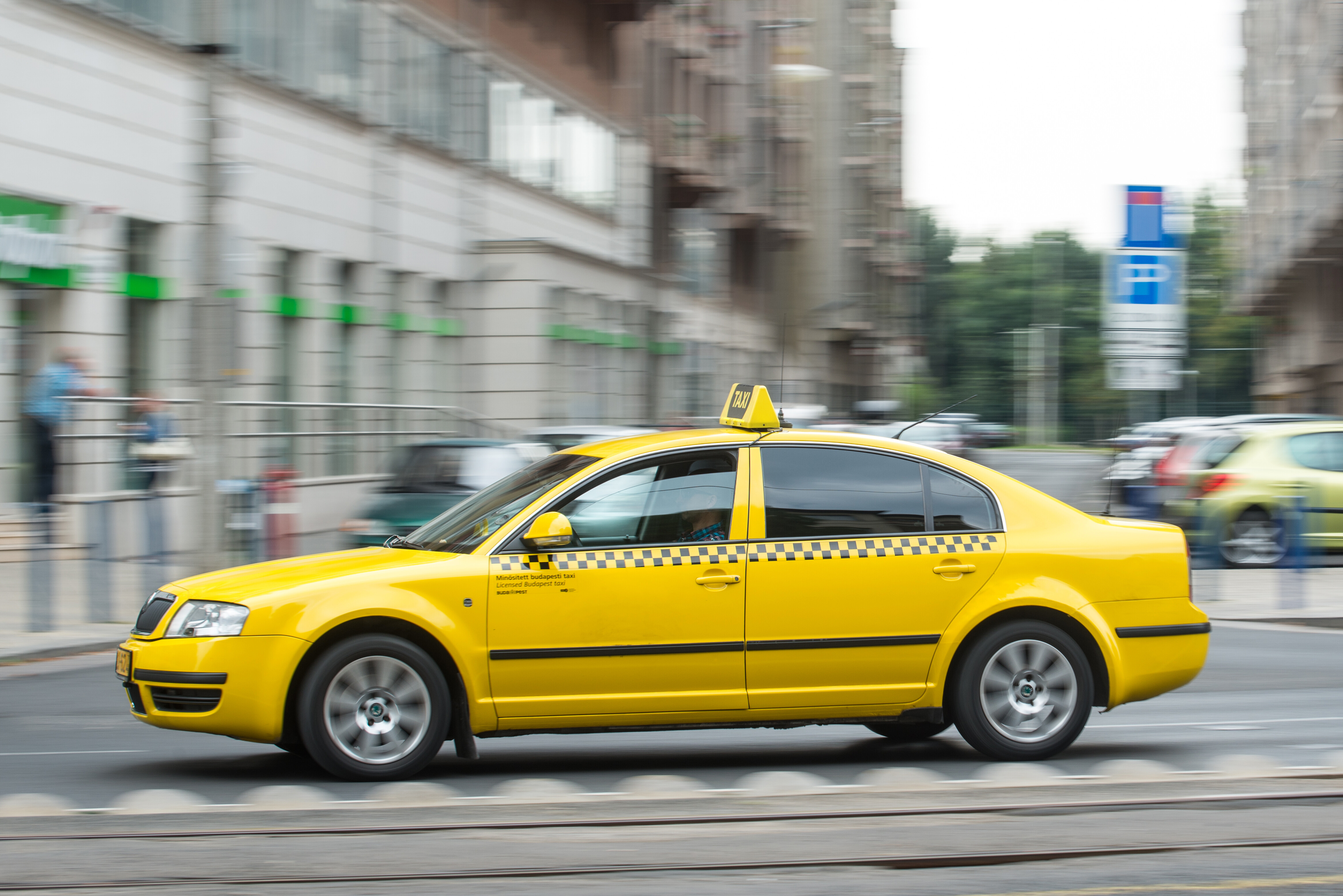 sárga taxi egy budapesti utcán
