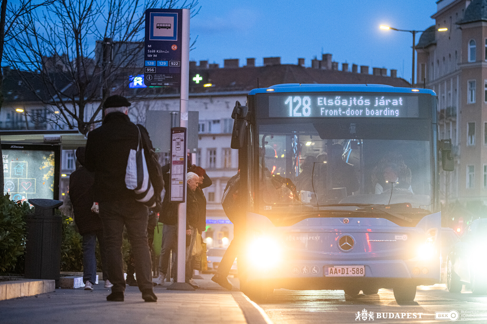 Első ajtós felszállás a 128-as buszon