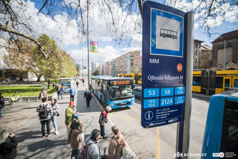 Új tájékoztató tábla az Újbuda-központ megállóhelyen