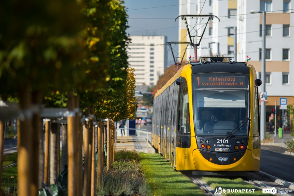 Az 1-es villamos Kelenföldig jár.