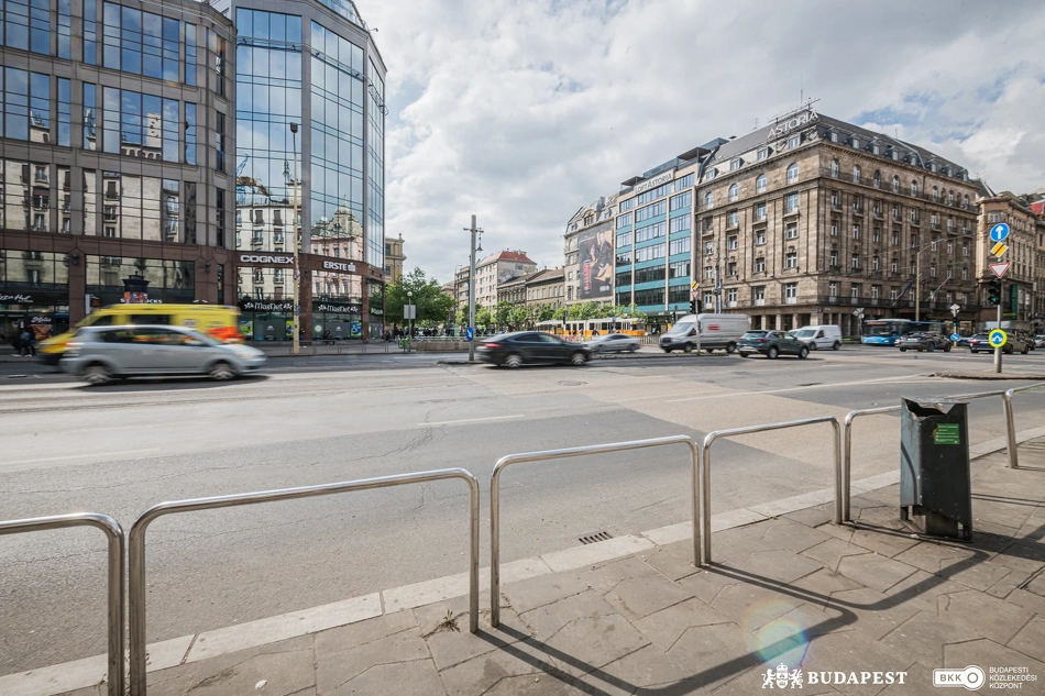 Az új gyalogátkelő helye az Astoriánál.