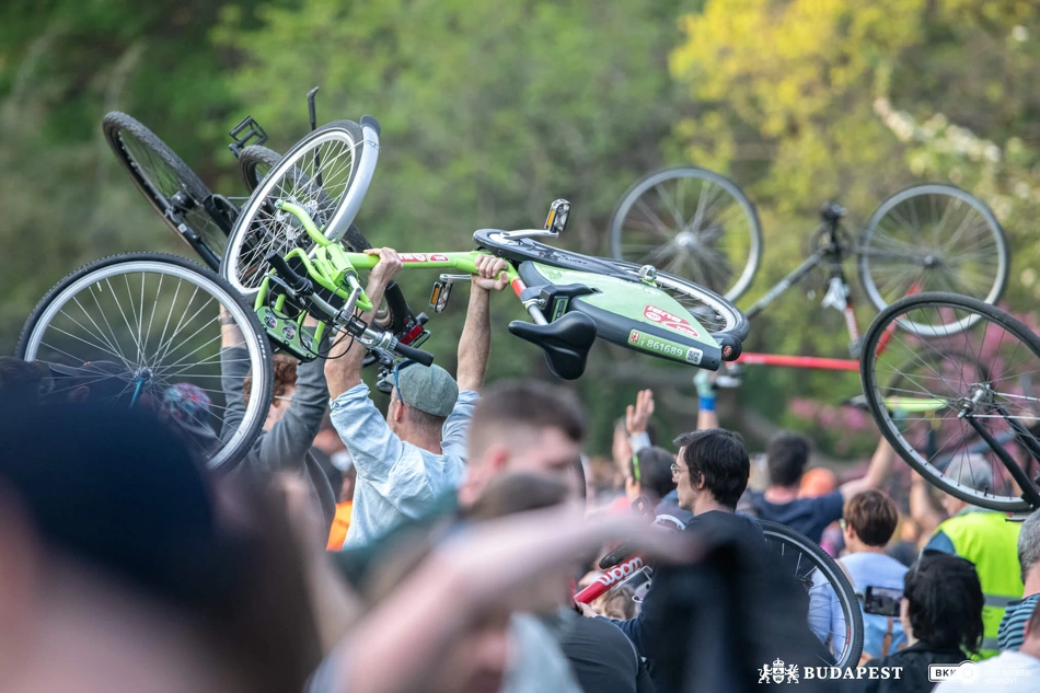 Magasba emelt MOL Bubi bicikli az I Bike Budapest rendezvényen