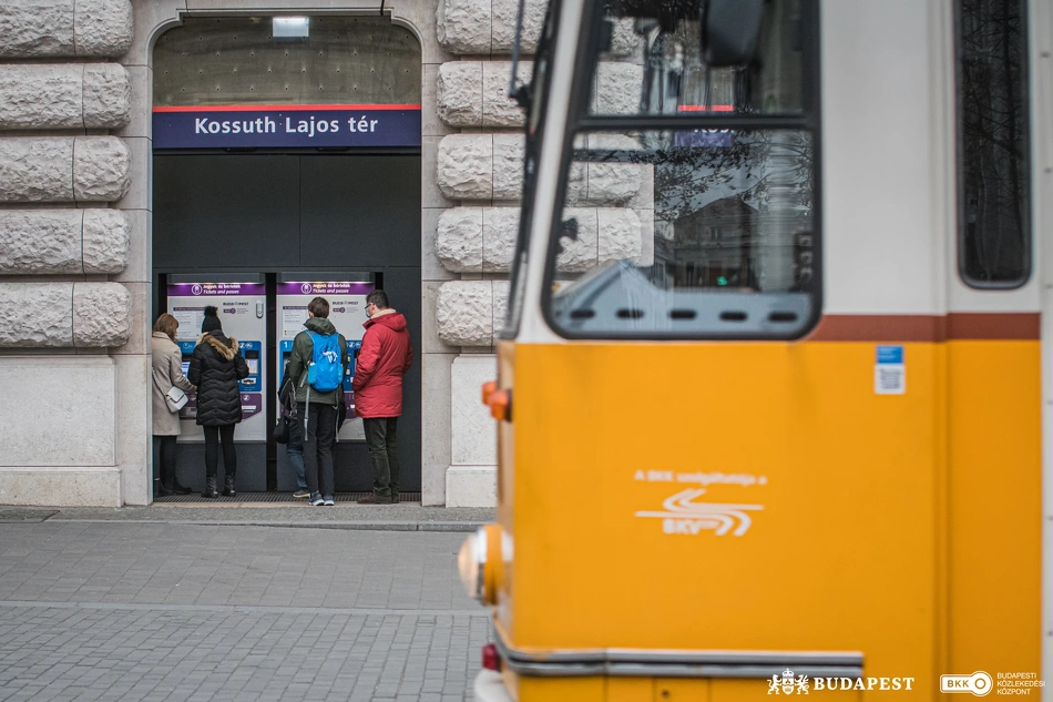 Jegy- és bérletautomaták.