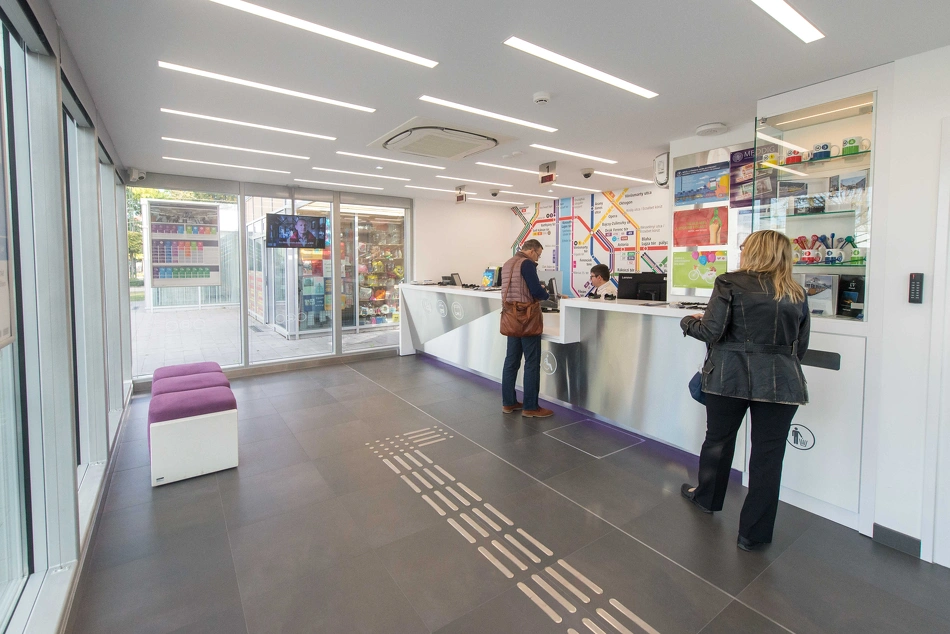 Vásárlók a BKK egyik ügyfélközpontjában