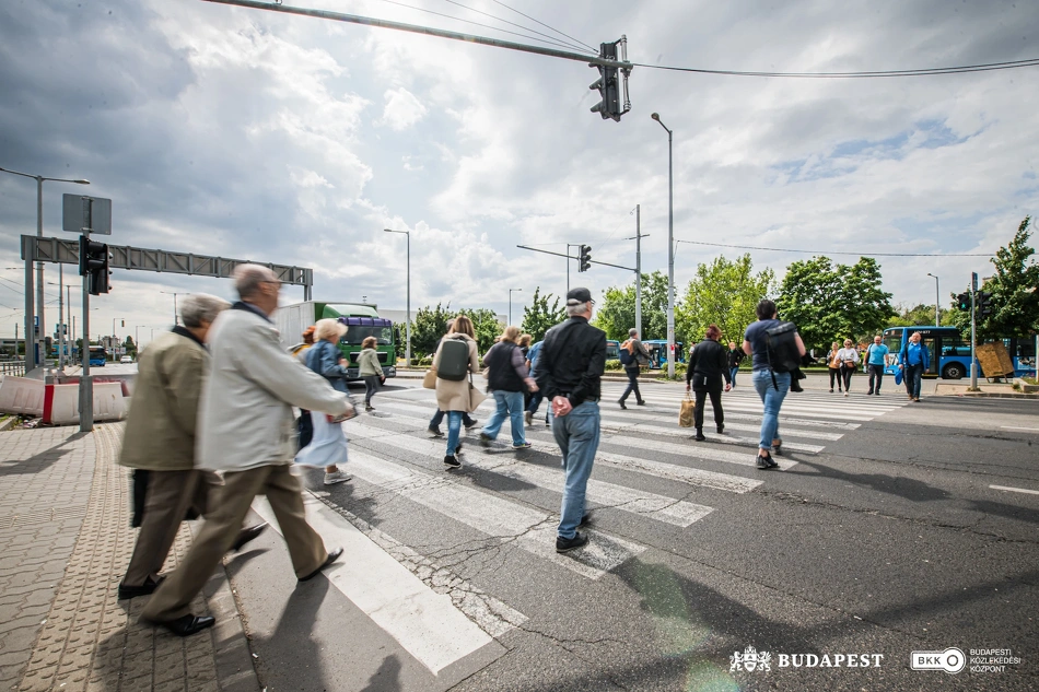 Gyalogosátkelő az Üllői úton.