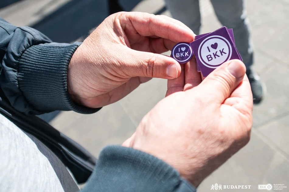 I love BKK feliratú matrica és kitűző