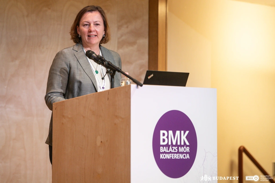 Dr. Walter Katalin beszél a Balázs Mór Konferencián
