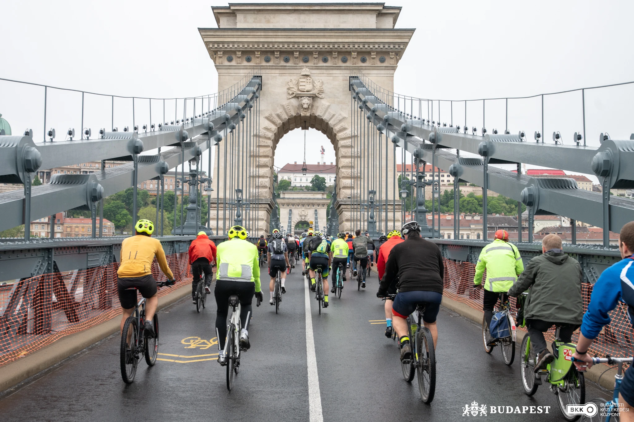 Biciklizés a Lánchídon