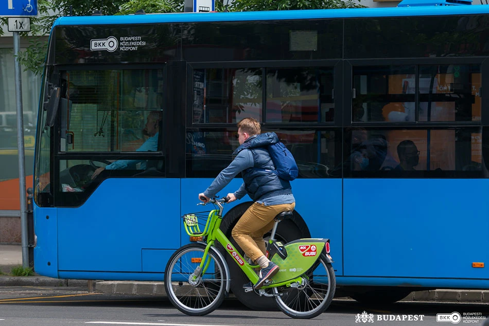 Busz holtterében közlekedő biciklis