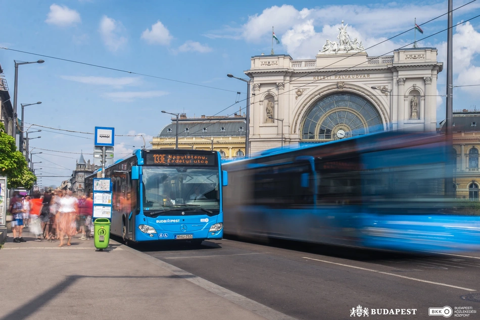 Alacsony padlós Mercedes Citaro a Keleti pályaudvarnál.