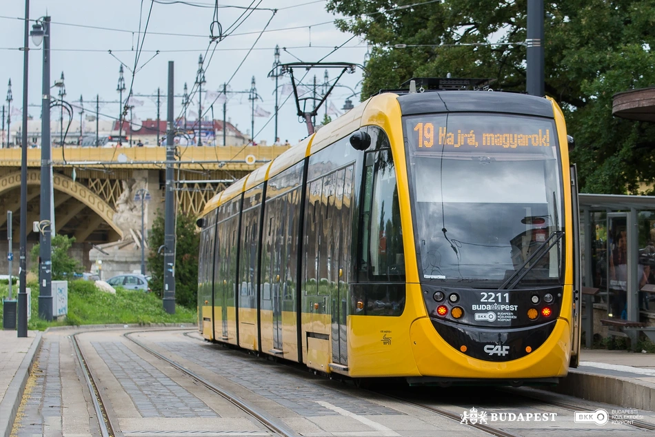 CAF-villamos szurkolói felirattal.