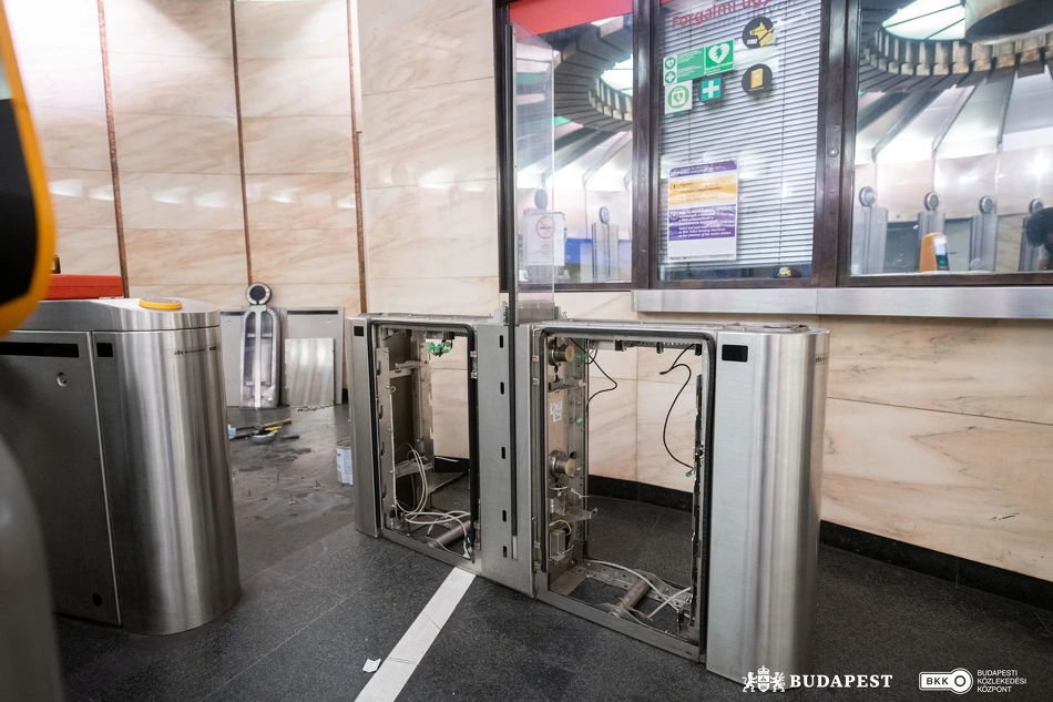 Deák téri beléptetőkapu-bontás.