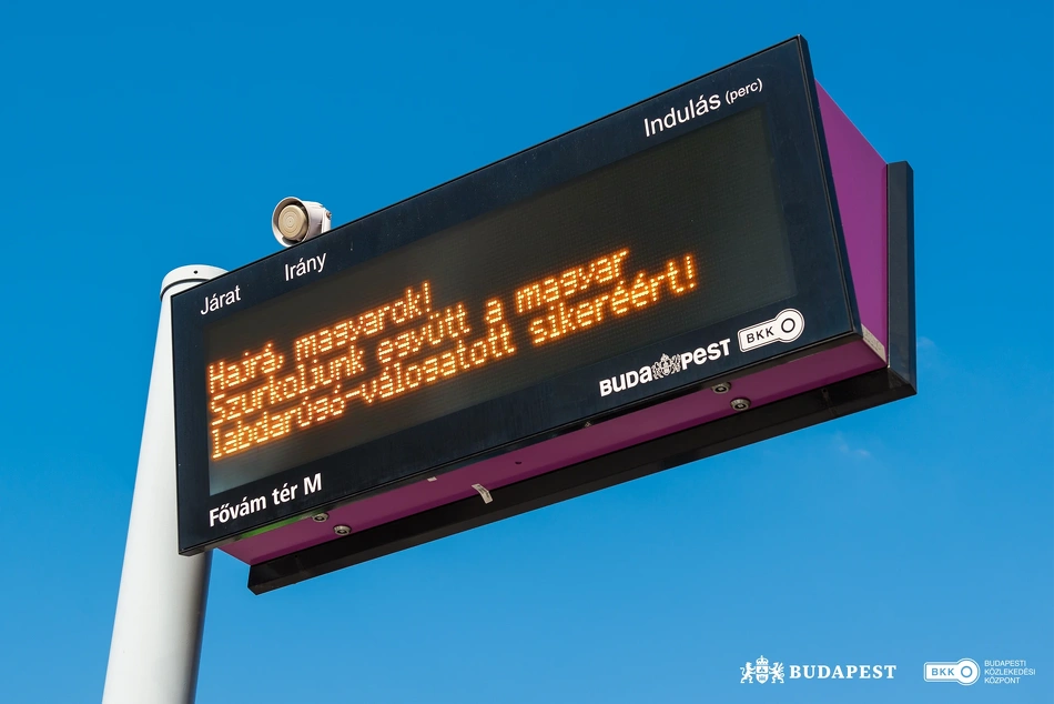 FUTÁR-kijelző szurkolói felirattal.