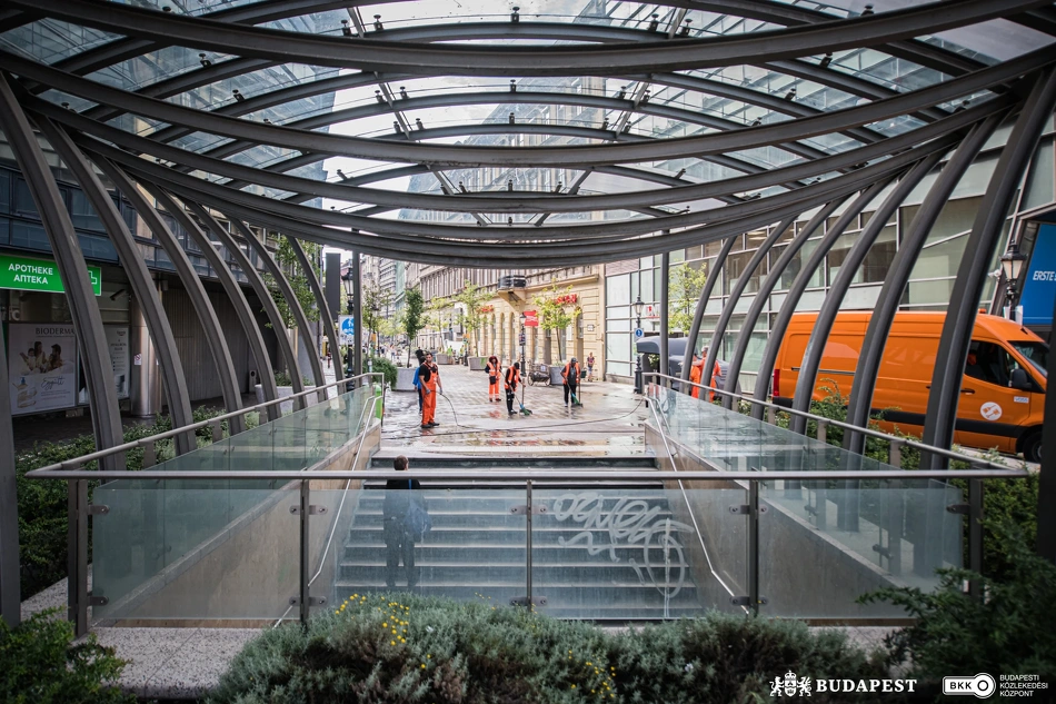 Köztisztasági és közrendvédelmi kezdeményezés a Kálvin téren.