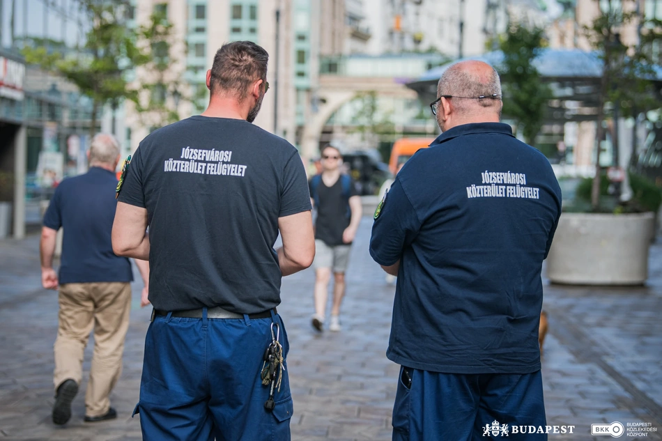 Köztisztasági és közrendvédelmi kezdeményezés a Kálvin téren.