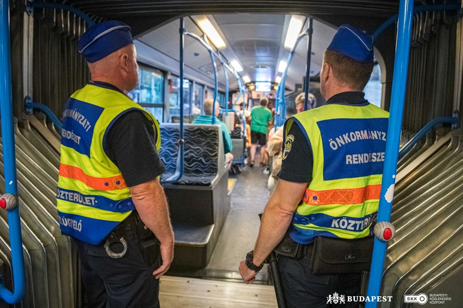 Buszon ellenőriznek a FÖRI munkatársai