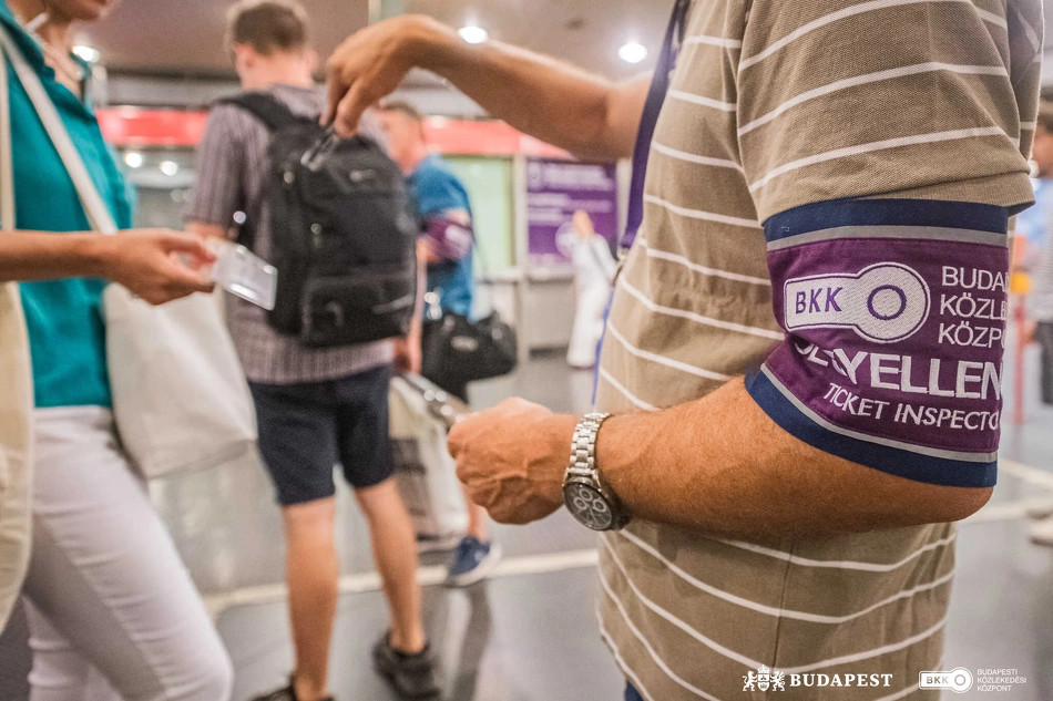 Jegyellenőrzés az M2-as metró vonalán