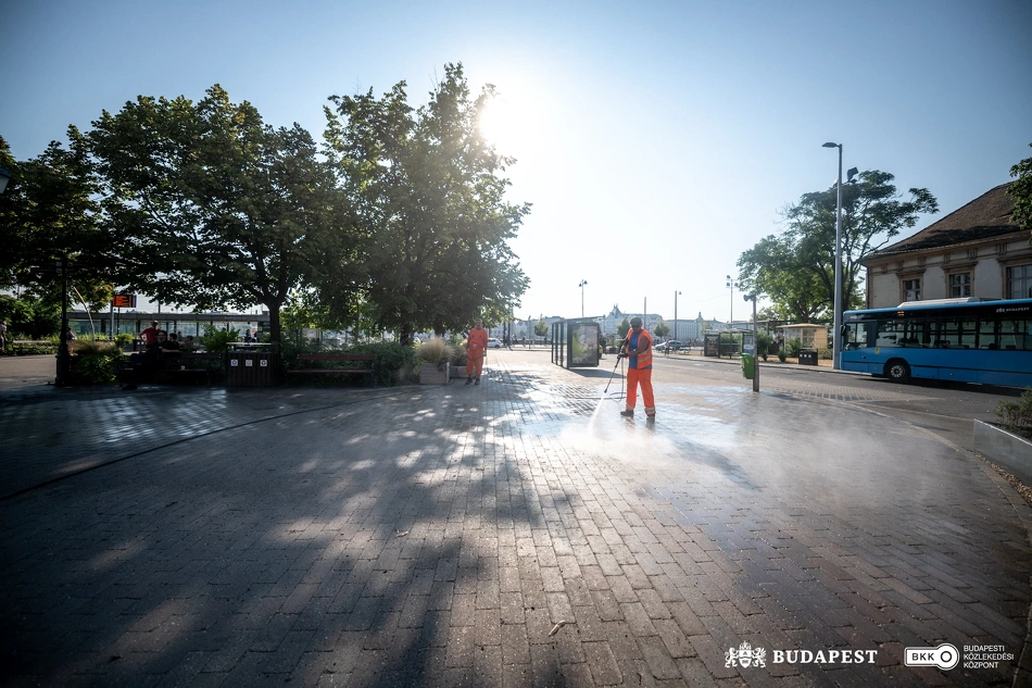 Köztisztasági kezdeményezés a Batthyány térnél.