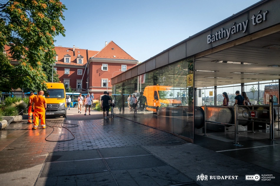 Köztisztasági kezdeményezés a Batthyány térnél.