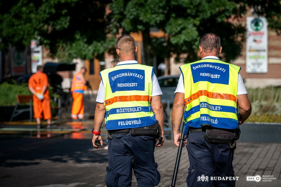 Köztisztasági kezdeményezés a Batthyány térnél.