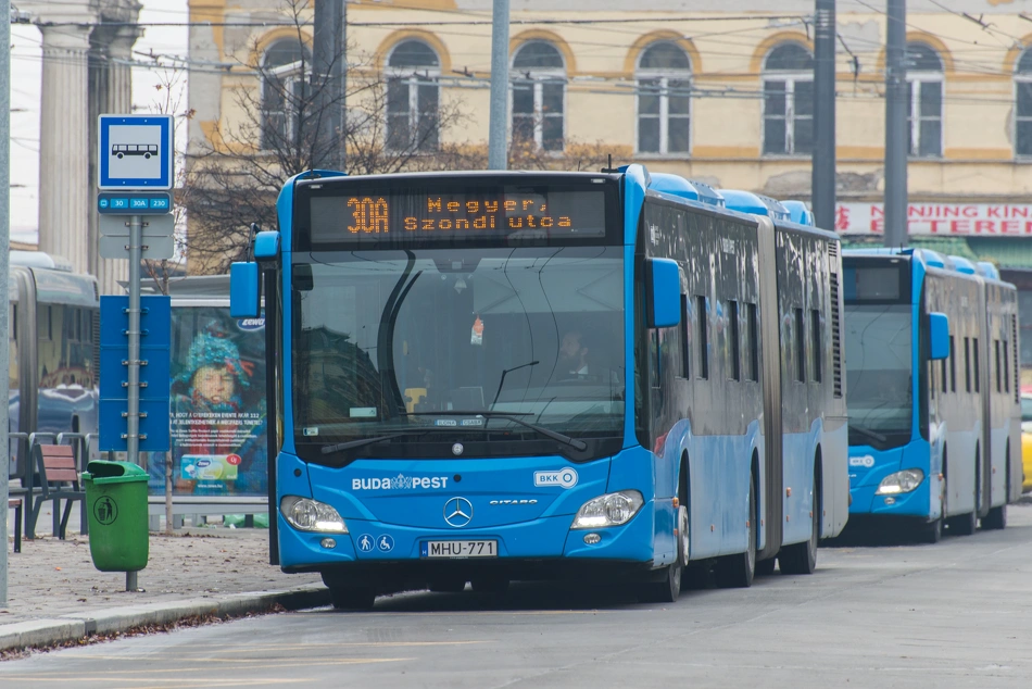 Korszerű Mercedes autóbusz.