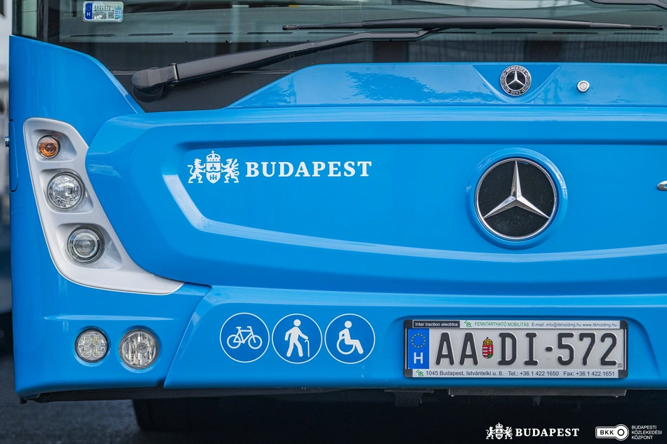 Korszerű Mercedes autóbusz.