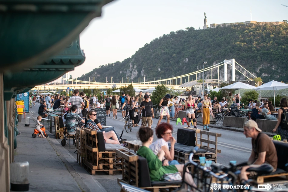 Szabad a Pesti alsó rakpart.