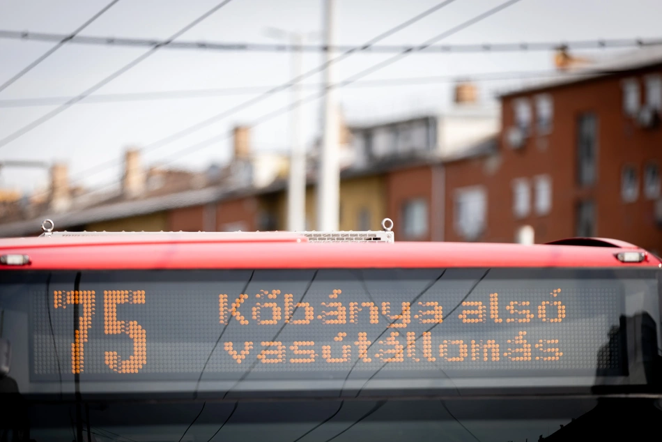 75-ös troli.