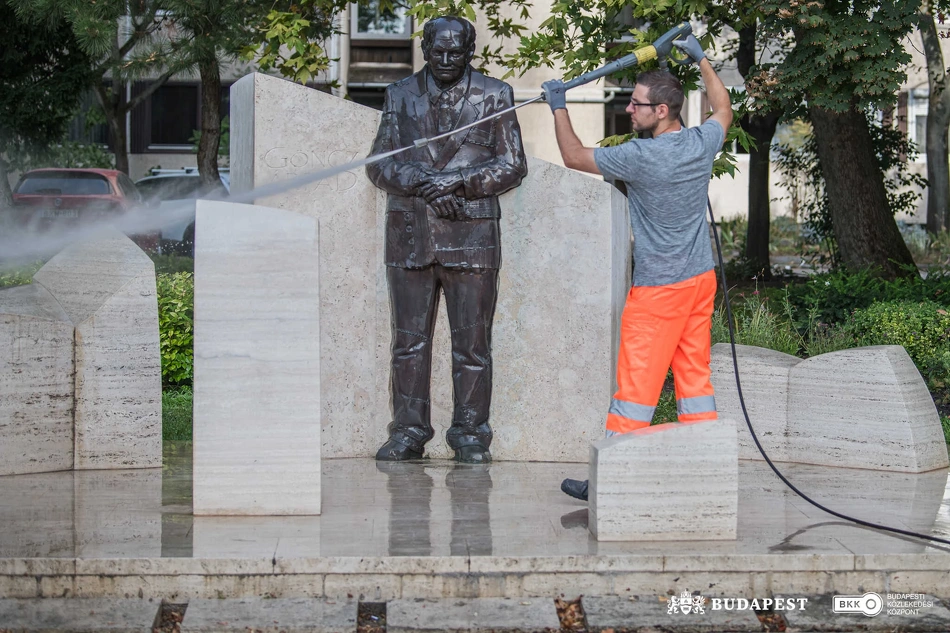 Takarítás a Göncz Árpád városközpontban