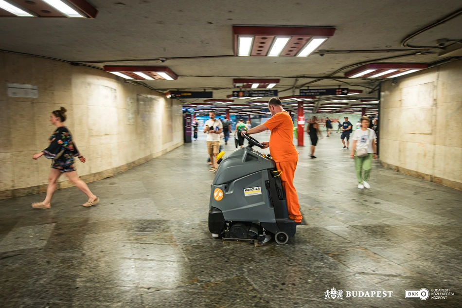Köztisztasági és közrendvédelmi akció a Nyugati pályaduvarnál.