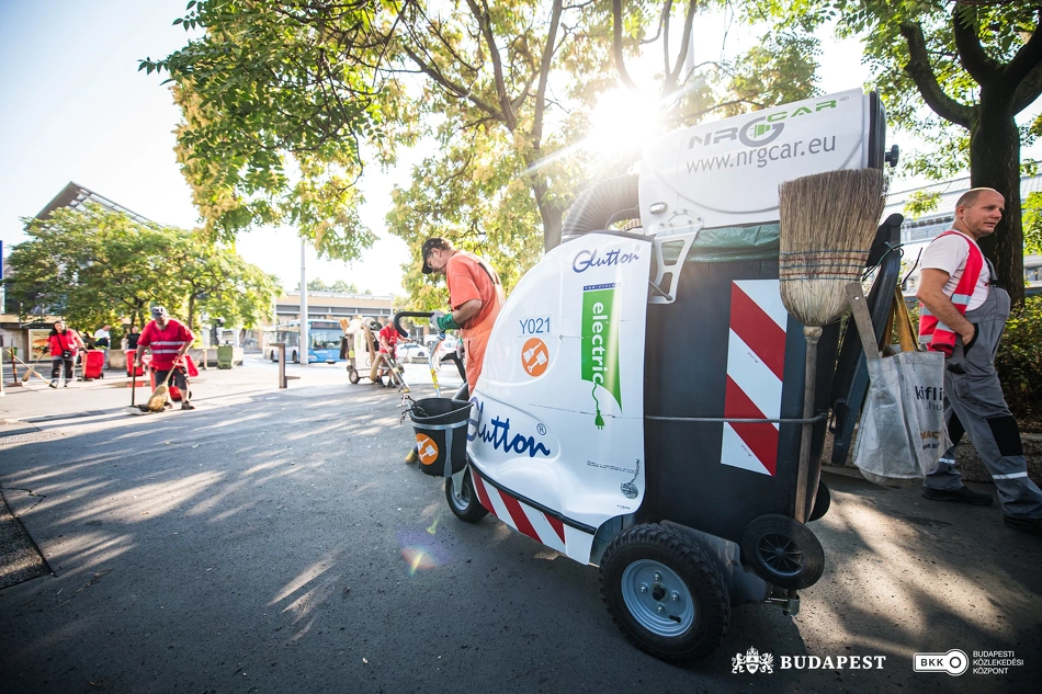 Köztisztasági és közrendvédelmi akció a Nyugati pályaduvarnál.