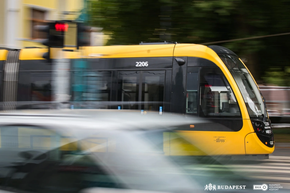 Korszerű CAF-villamos.