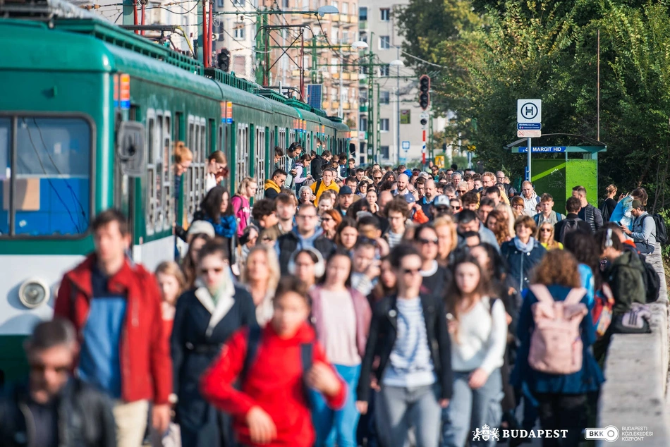 Utasok a HÉV ideiglenes végállomásán