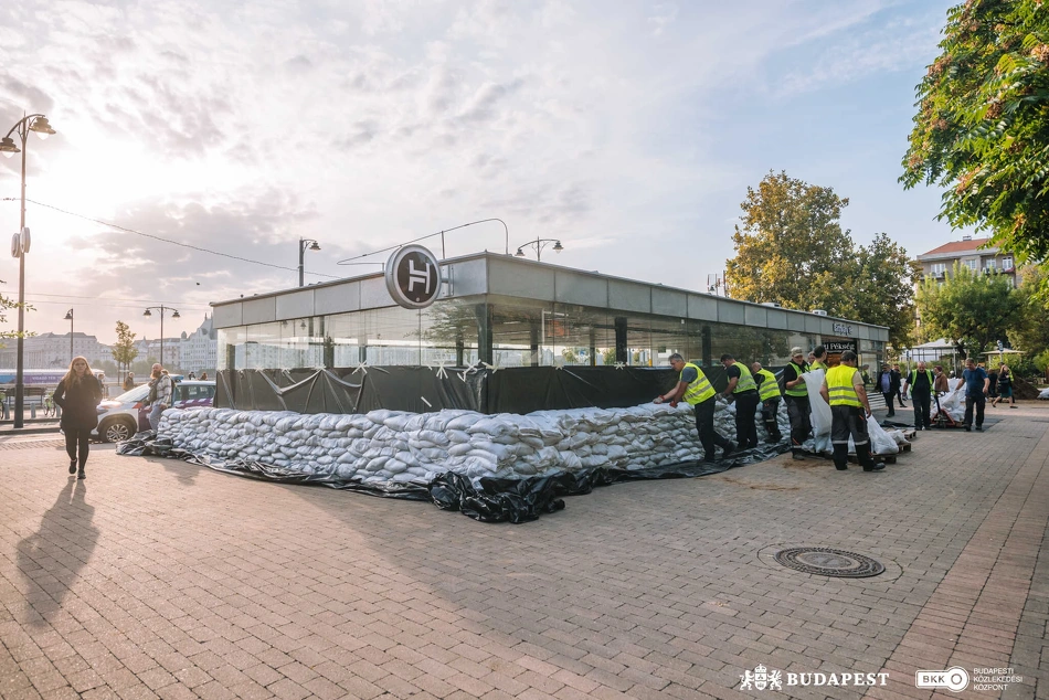 Homokzsákokal védik a HÉV-állomást