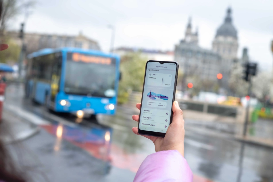 BudapestGO egy elhaladó busz előtt