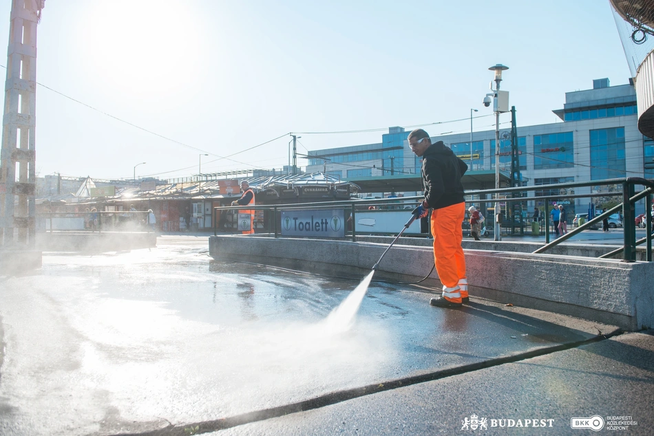 Köztisztasági és közrendvédelmi akció az Örs vezér terén.