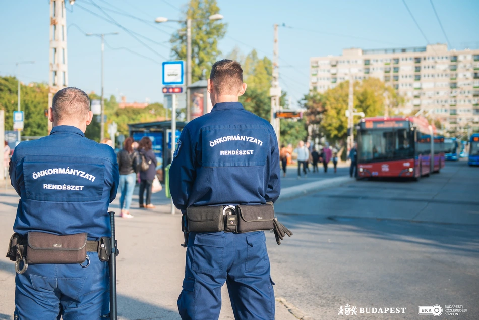 Köztisztasági és közrendvédelmi akció az Örs vezér terén.