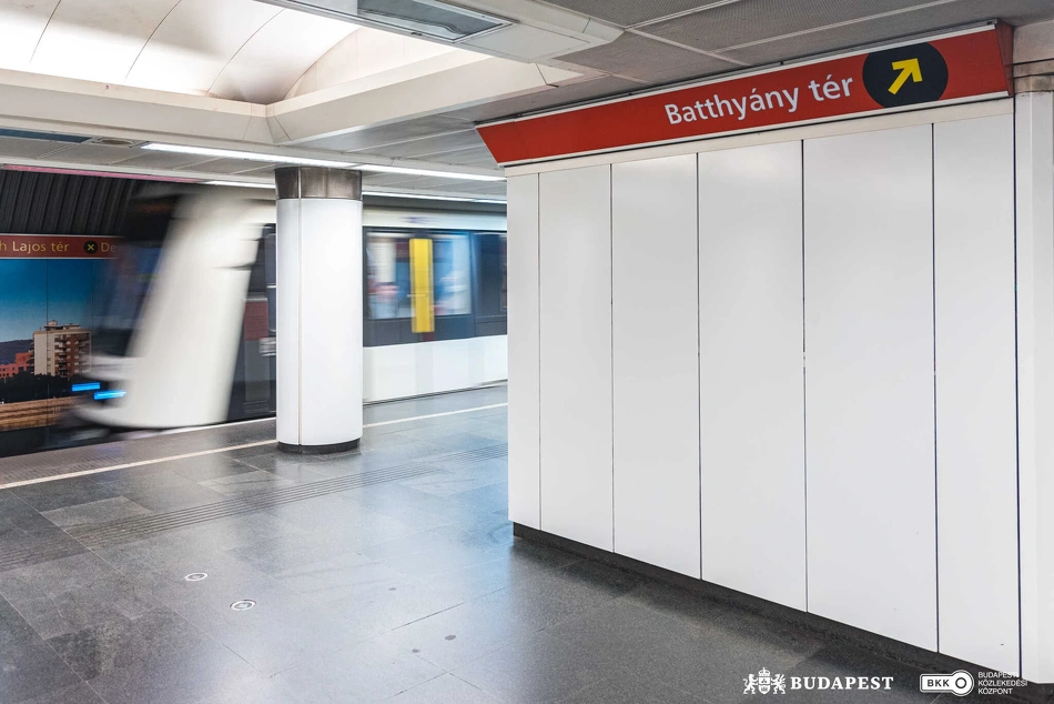 Metrószerelvény a Batthyány téri állomáson
