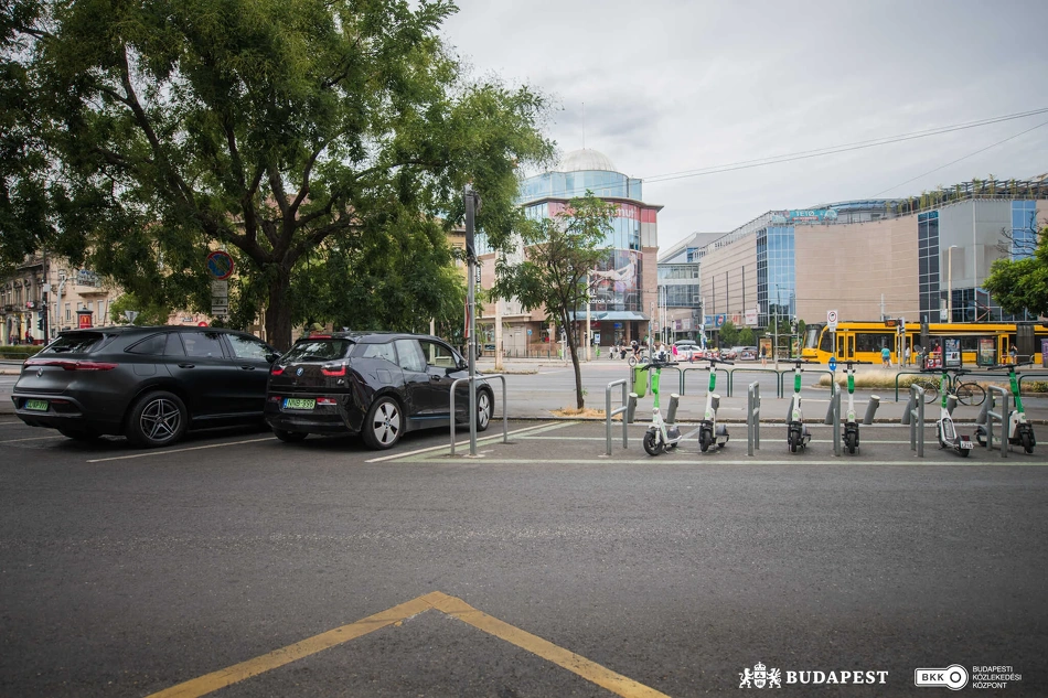 Parkoló autók és biciklik