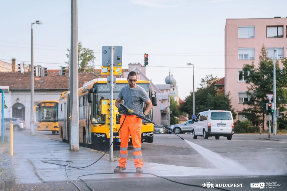 Köztisztasági és közrendvédelmi akció Újpest-városkapunál.