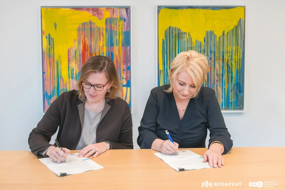 Dr. Walter Katalin és Körmendi Anikó szerződésaláírása.