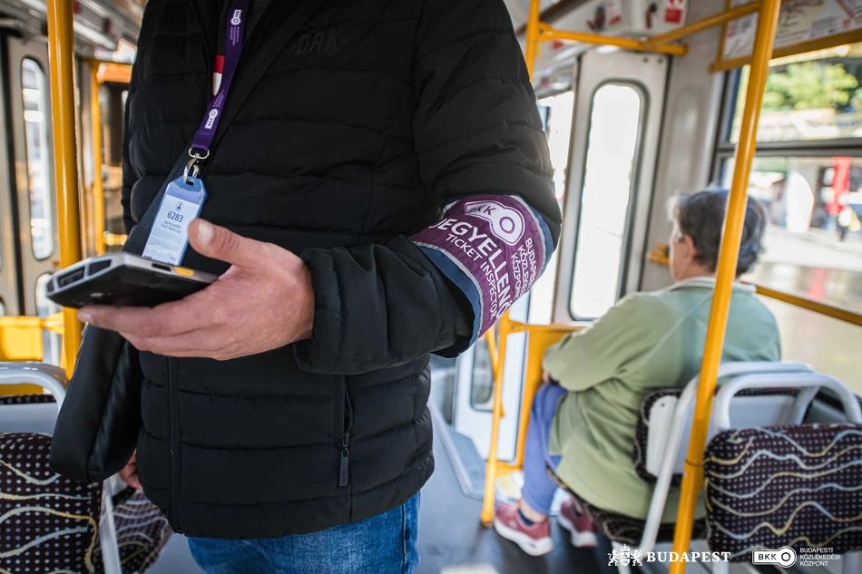 Közös járatellenőrzés villamoson.