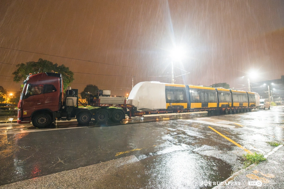 CAF-villamos érkezett Budapestre.