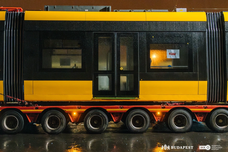 CAF-villamos érkezett Budapestre.